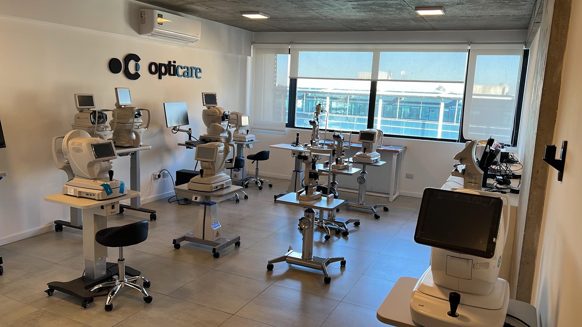 Showroom Opticare en Olivos con equipamiento oftalmológico de última generación